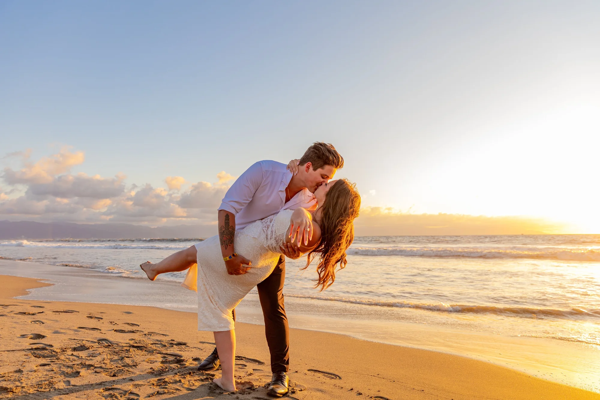 Pareja besándose al atardecer durante una sesión en Puerto Vallarta